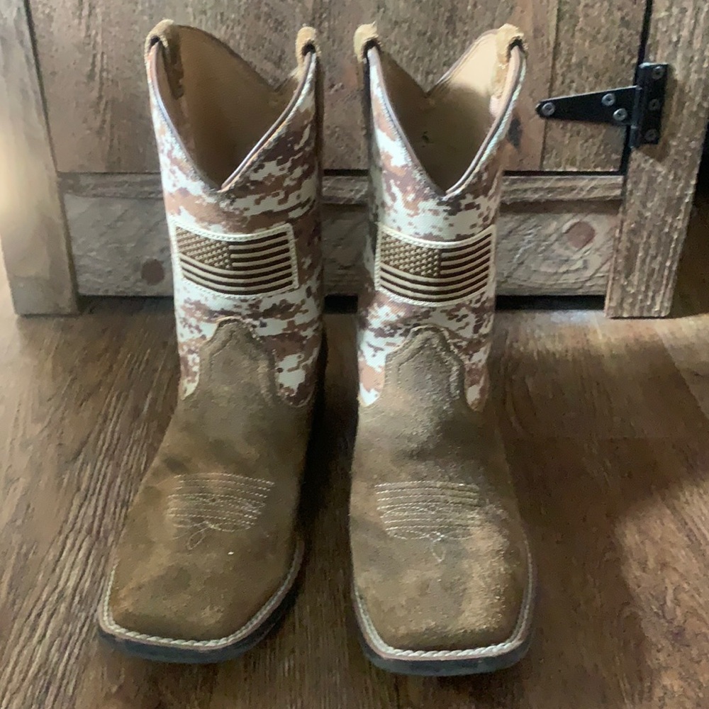 Ariat boots. Size 5. Worn only couple times then out grew. In good condition .